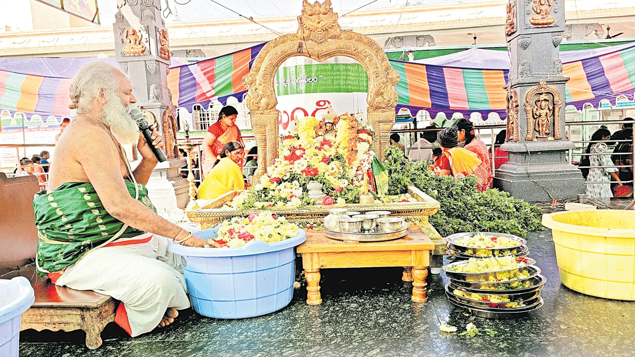 వాడపల్లి ఒకరోజు ఆదాయం రూ.4.45 లక్షలు