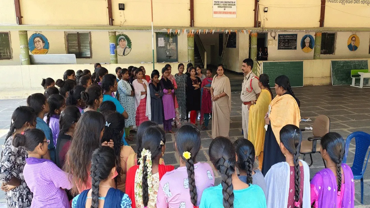 ఈవ్ టీజింగ్కు పాల్పడితే చర్యలు : సీఐ