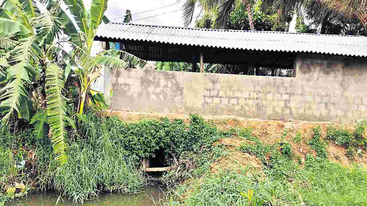 పంట కాలువ దర్జాగా కబ్జా