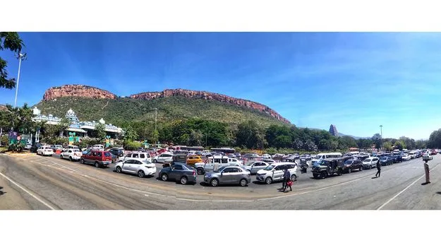 వాహనాల బారులు 