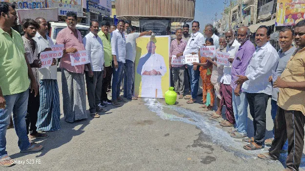 ఎమ్మెల్యేకు కృతజ్ఞతగా చిరువ్యాపారుల క్షీరాభిషేకం