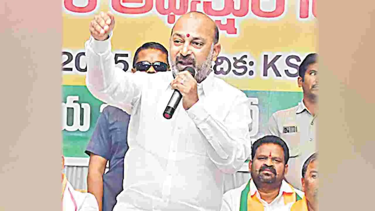 Bandi Sanjay: కాంగ్రెస్‌ ప్రభుత్వం ఉంటుందో.. ఊడుతుందో?