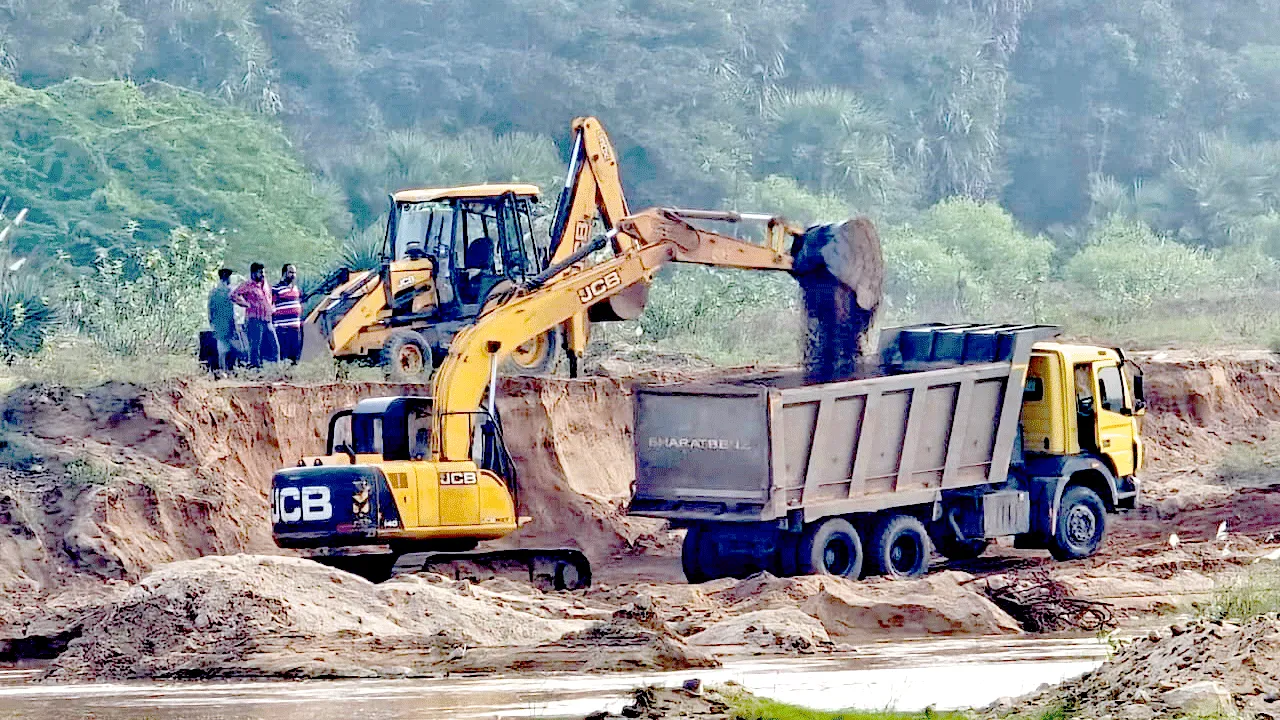 యంత్రాలతో తోడేస్తున్నారు