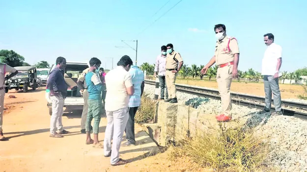 PACKETS: వామ్మో.. మూటలు..!