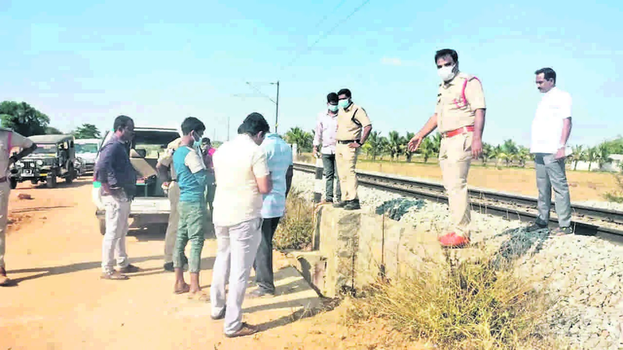 PACKETS: వామ్మో.. మూటలు..!