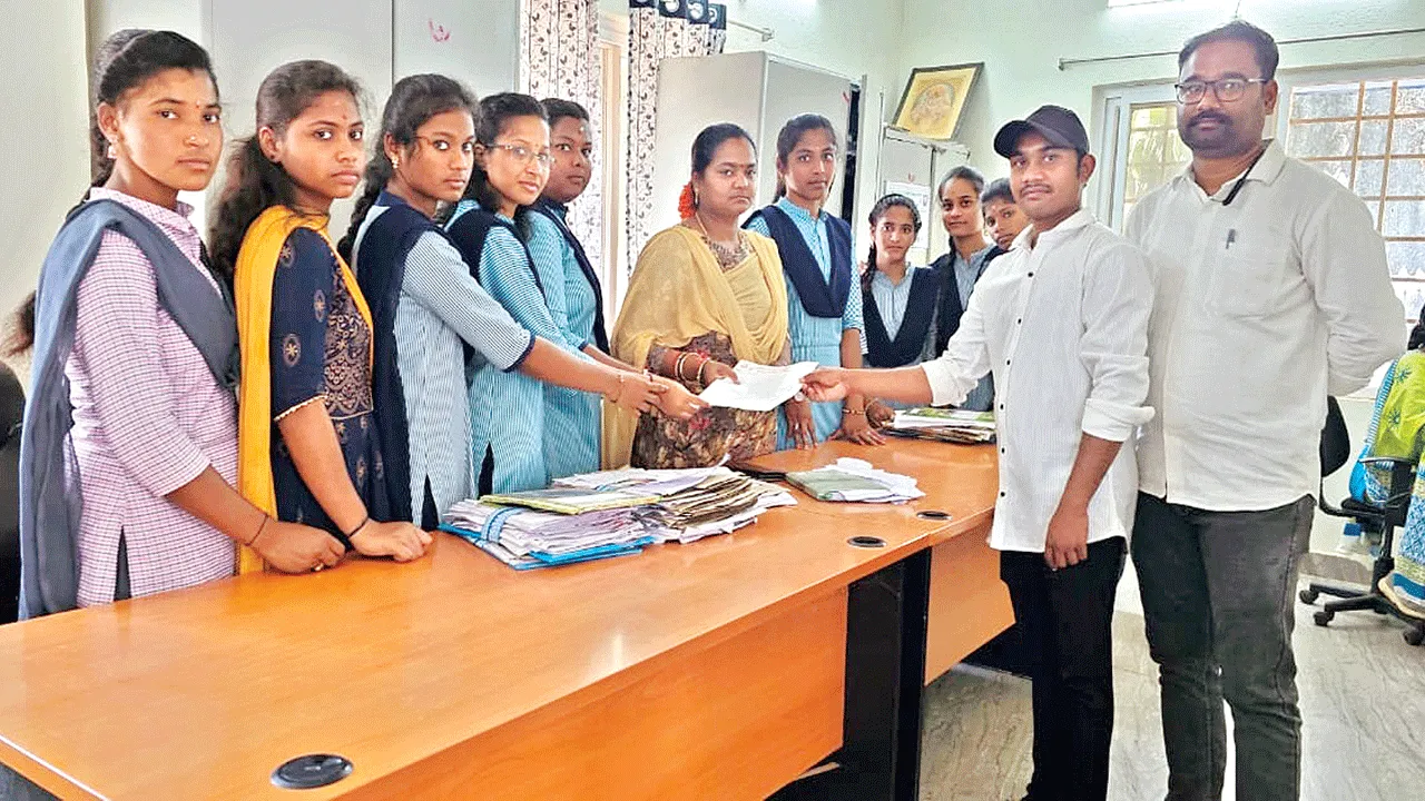 డిగ్రీ కళాశాలకు ప్రహరీ నిర్మించాలి