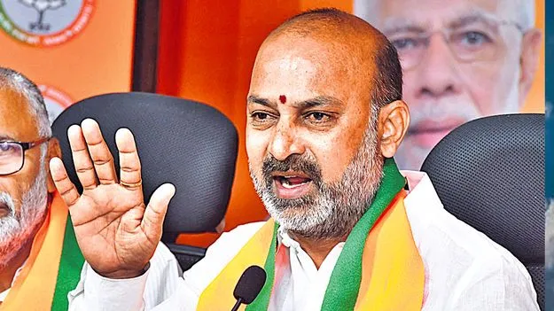 Bandi Sanjay: 10 లక్షల ఎకరాల్లో పంటలు ఎండినా పట్టదా? 