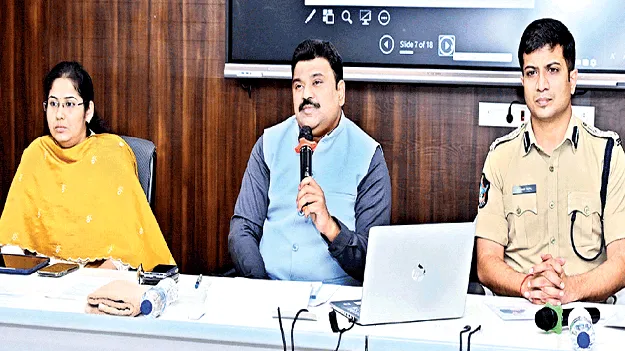  నో హెల్మెట్‌- నో ఎంట్రీ బ్యానర్‌ను ఏర్పాటు చేయండి: కలెక్టర్‌