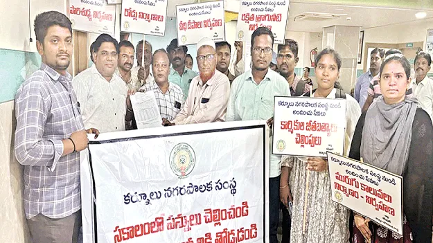 పన్నులు చెల్లించకపోతే దుకాణాలు సీజ్‌