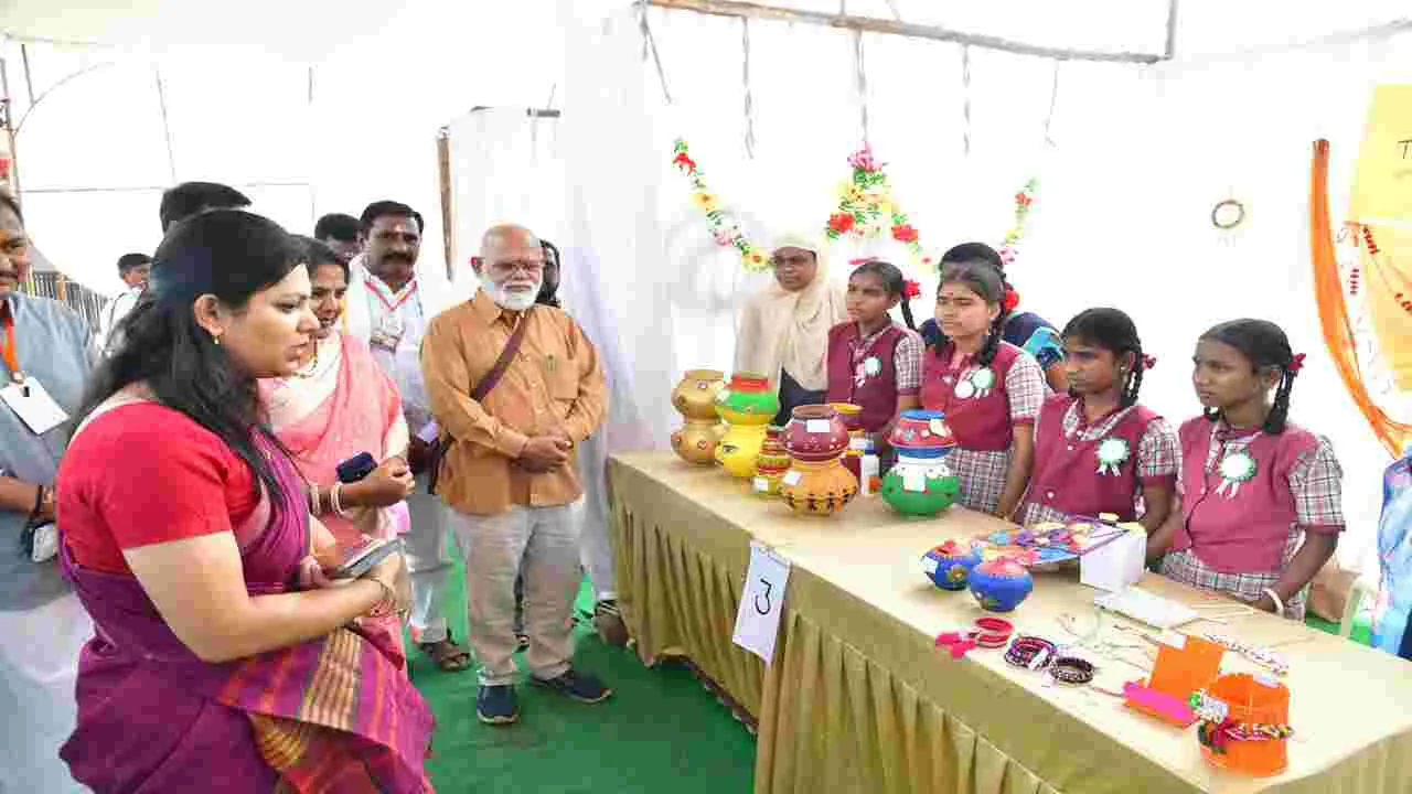 విద్యార్థుల్లోని సృజనాత్మకతను ప్రోత్సహించాలి