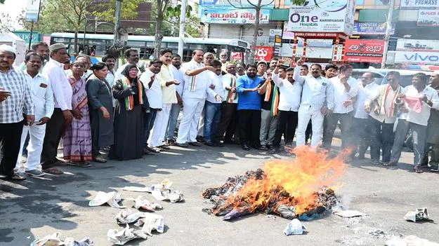 కాంగ్రెస్‌ ఆధ్వర్యంలో కేటీఆర్‌, జగదీశ్‌రెడ్డి దిష్టి బొమ్మల దహనం.