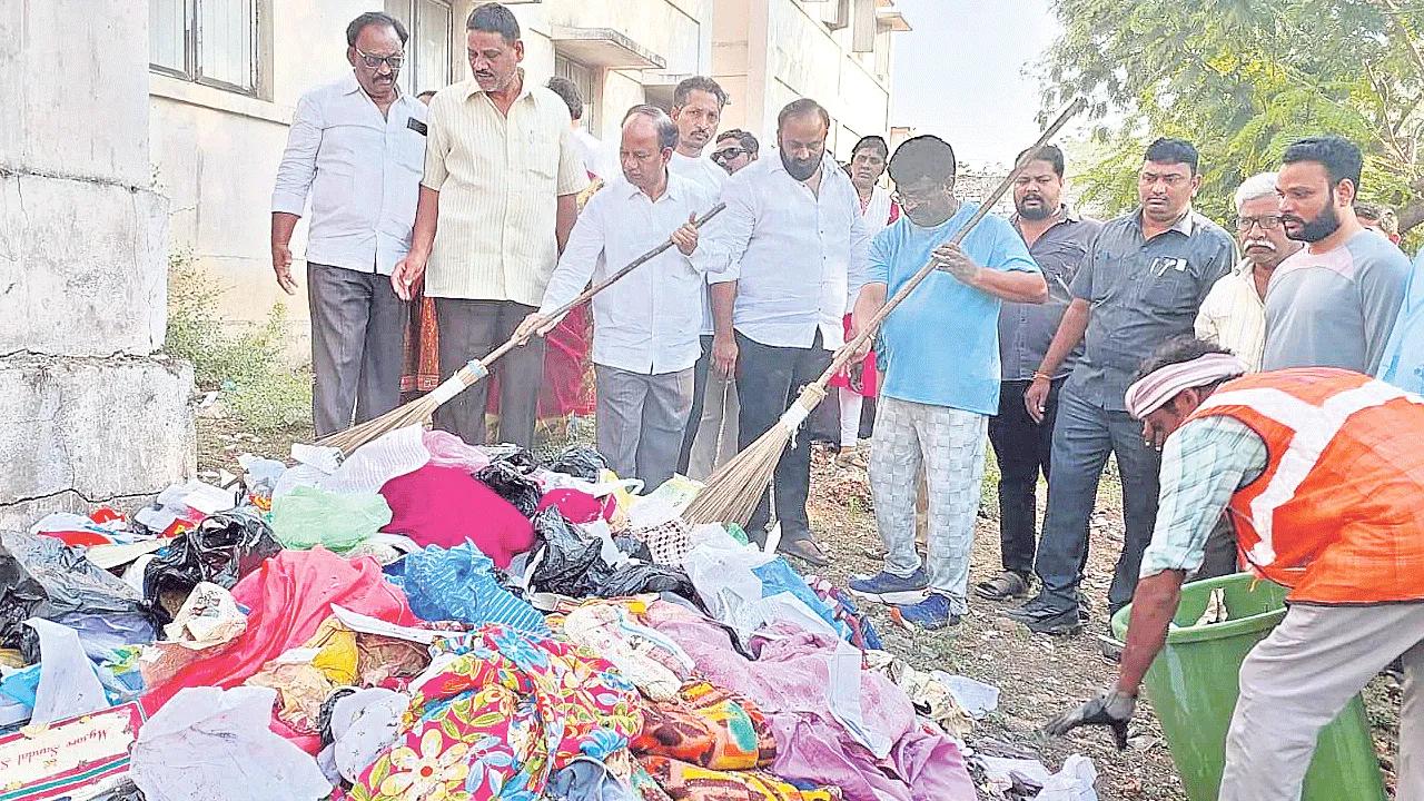 పరిసరాలను పరిశుభ్రంగా ఉంచాలి
