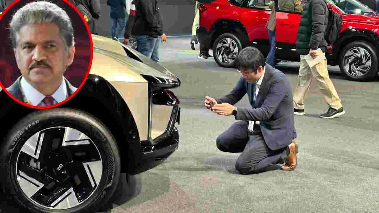 Mahindra EVs: మహీంద్రా కార్లతో జపాన్ దేశస్థుల సెల్ఫీలు.. భావోద్వేగానికి లోనైన ఆనంద్ మహీంద్రా