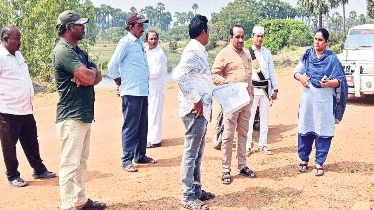 అక్రమ లేఅవుట్లపై చర్యలు