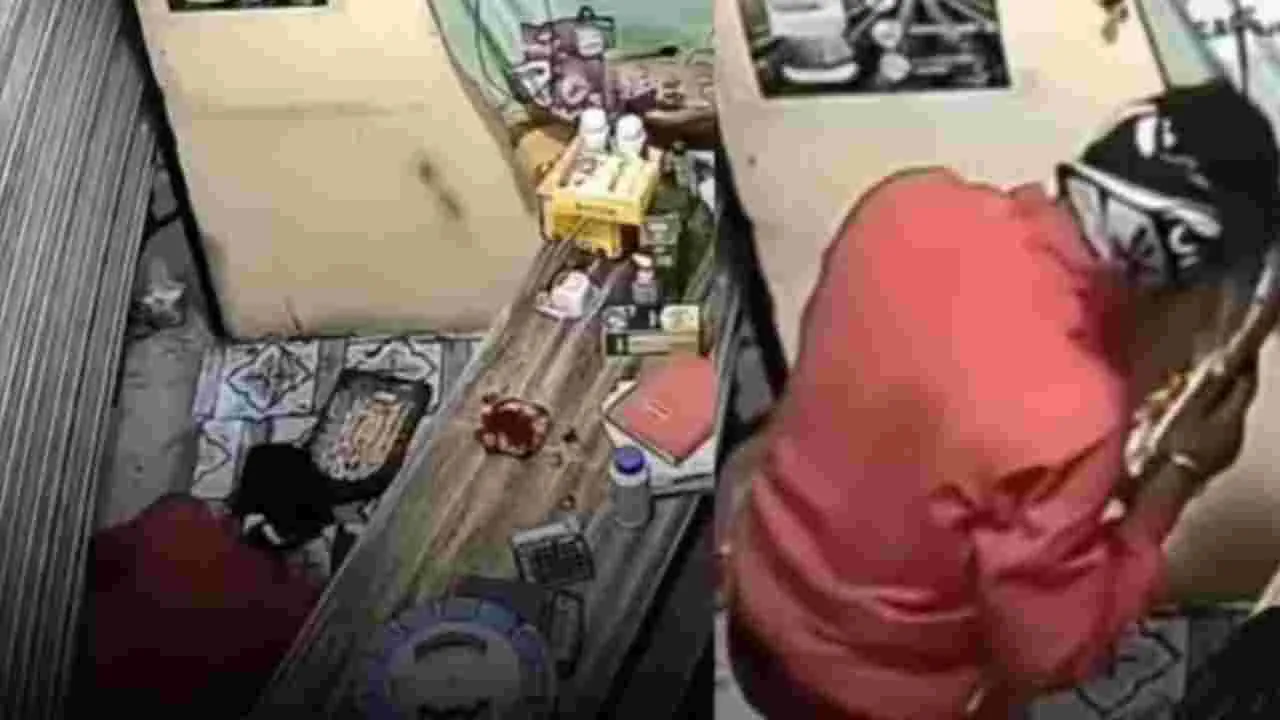 Viral: చోరీకొచ్చిన దొంగ.. దేవుడి పటం కిందపడటం గమనించగానే.. 