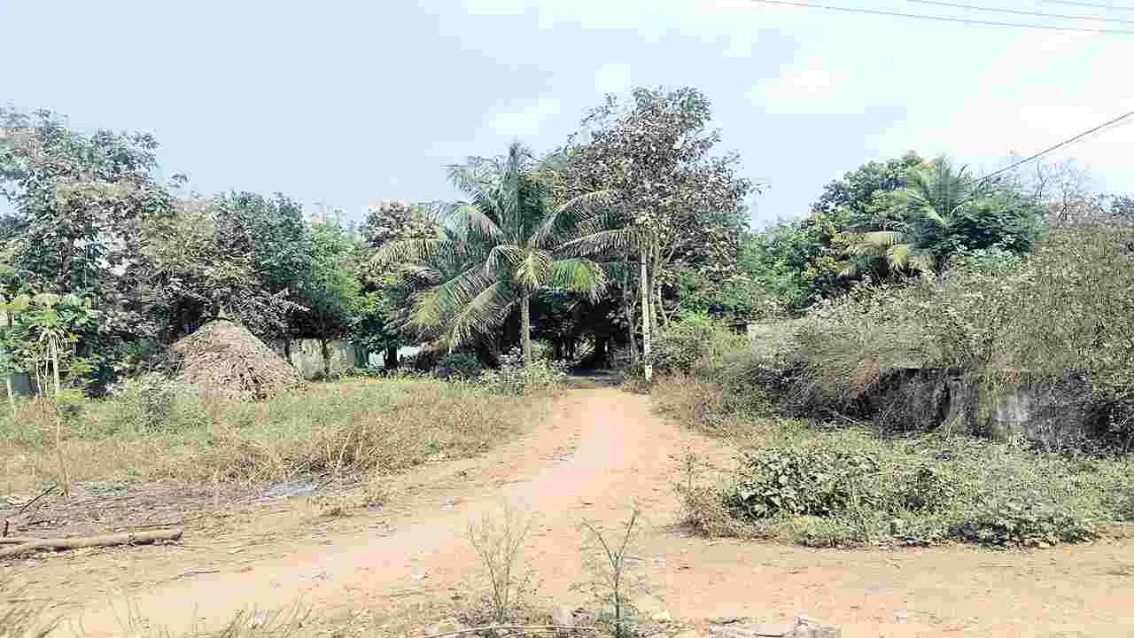 తహశీల్దారు ఖాతాలో ఇనాం భూమి