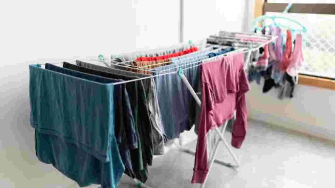 Drying Clothes Indoor: ఇంటిలోపలే దుస్తులు ఆరేస్తున్నారా? అనారోగ్యాన్ని ఆహ్వానిస్తున్నట్టే..