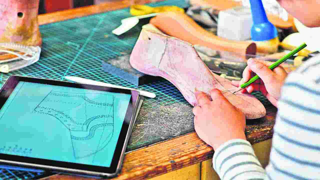 షైనింగ్‌ కెరీర్‌ ఫుట్‌వేర్‌ డిజైనింగ్‌ 