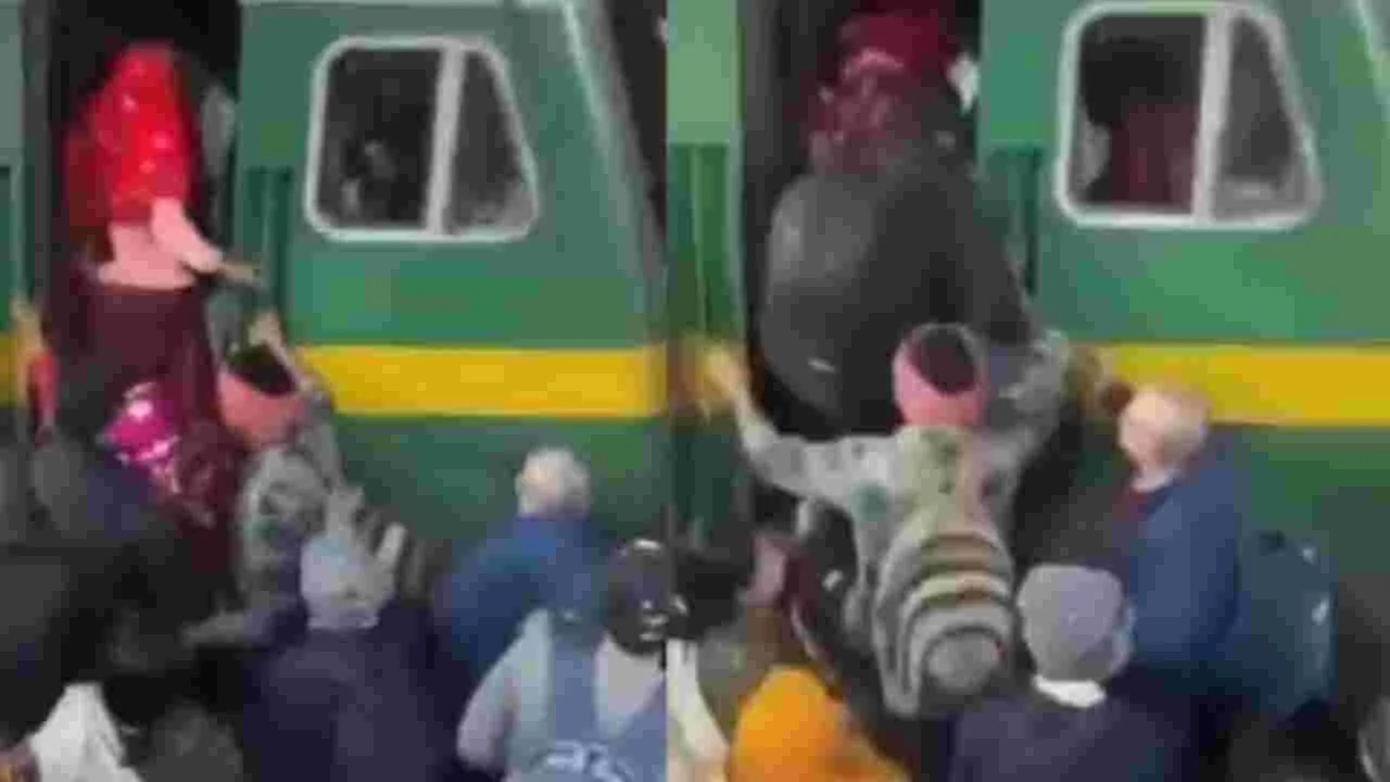 Passengers Enter Train Engine: వామ్మో.. కుంభమేళాకు ఇంత క్రేజా.. సీటు దొరక్క రైలు ఇంజన్లోకి ఎక్కేసిన ప్రయాణికులు!