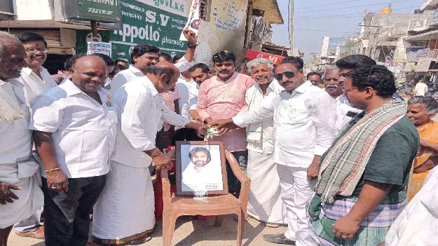 పవనకళ్యాణ్ చిత్రపటానికి క్షీరాభిషేకం చేస్తున్న జనసేన, టీడీపీ నాయకులు