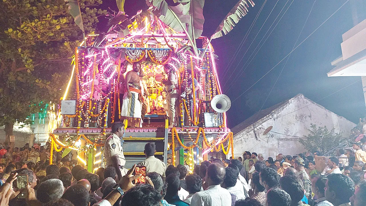 వైభవంగా శ్రీరాముని రథయాత్ర