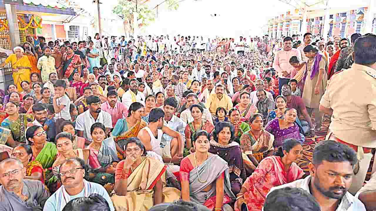 Bhupalpally: కాళేశ్వరాలయంలో వైభవంగా కుంభాభిషేకం