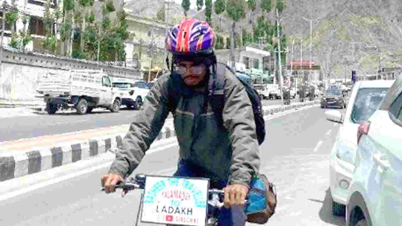 సైకిల్పైనే చుట్టేస్తున్నాడు!