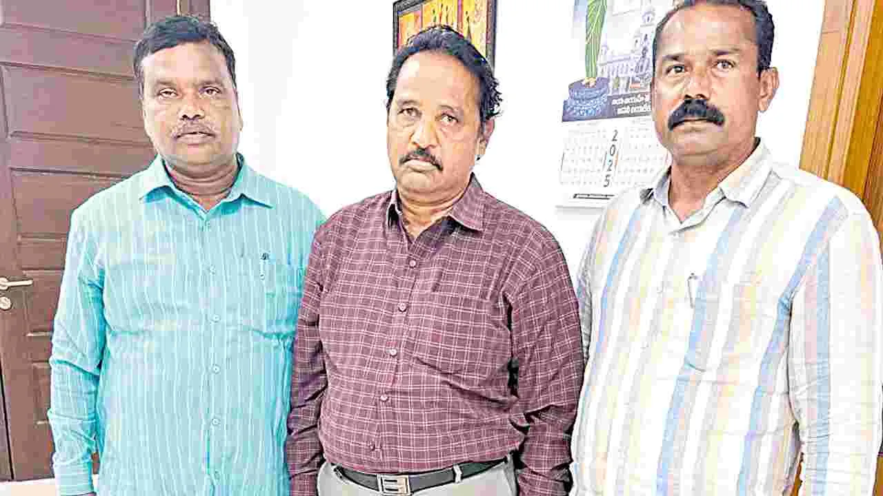 సచివాలయంలో మరో నకిలీ అధికారి