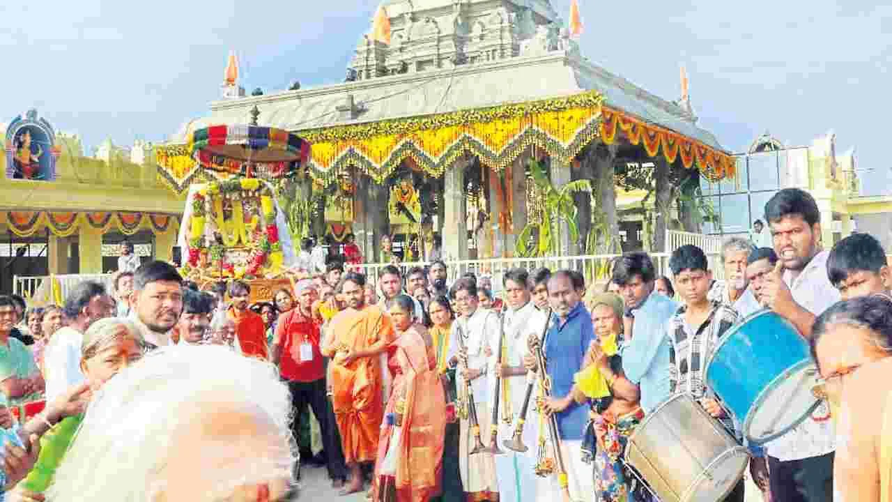 శేషవాహన సేవలో పార్వతీ పరమేశ్వరులు