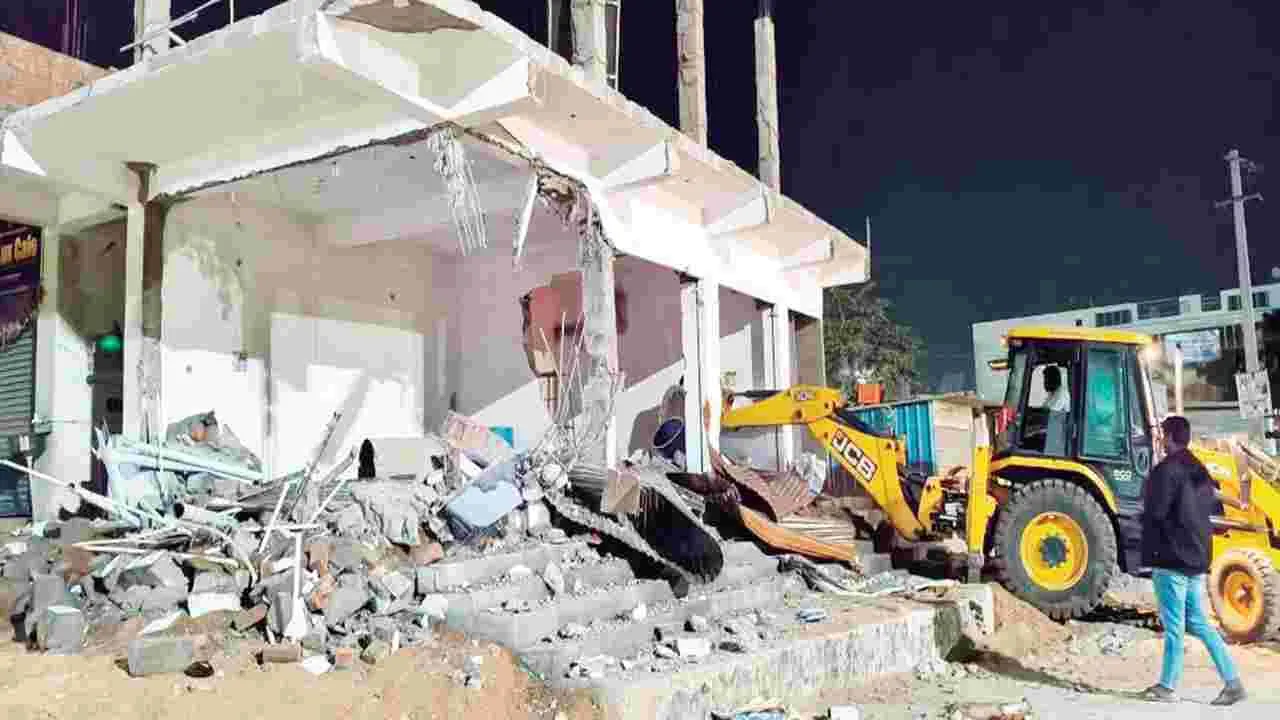 అక్రమంగా నిర్మించిన దుకాణాలుకూల్చివేత