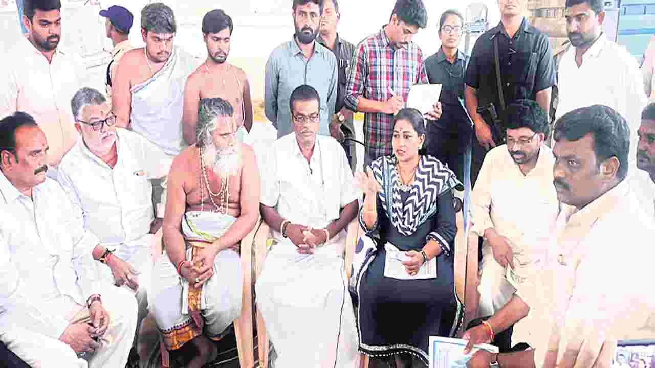ఉపమాక వెంకన్న ఉత్సవాలను విజయవంతం చేయాలి