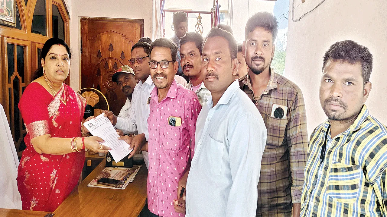 గిరిజన సమస్యలు పరిష్కరించాలి