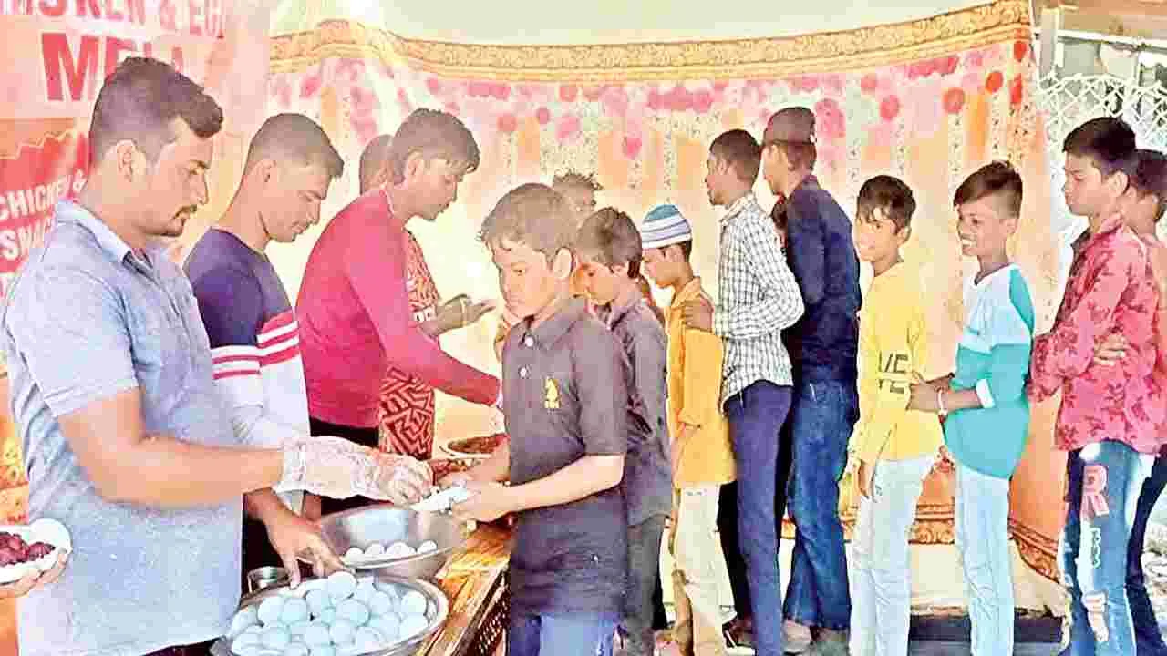 ఉచితంగా చికెన్ పకోడీ, ఉడకబెట్టిన గుడ్లు