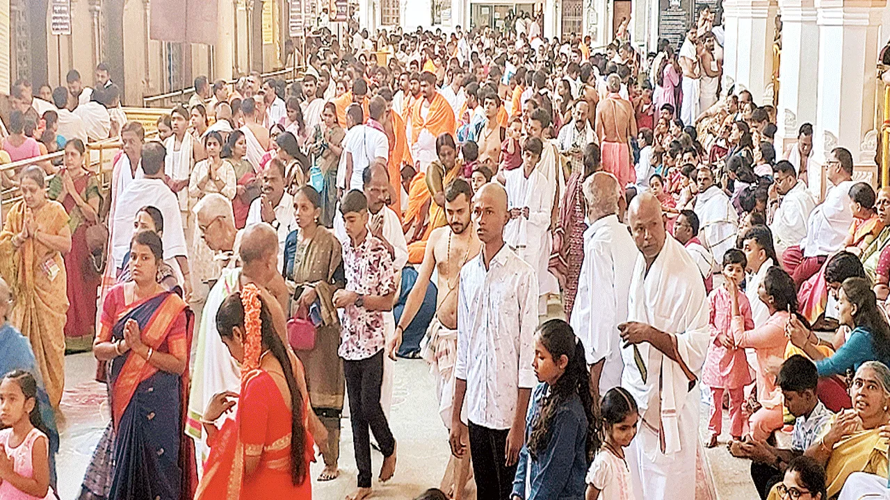 మంత్రాలయంలో కిక్కిరిసిన భక్తులు