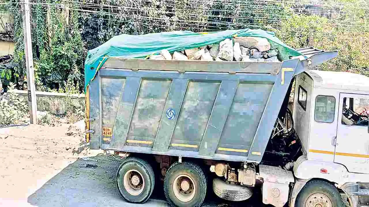 రాళ్ల టిప్పర్లతో దడ!