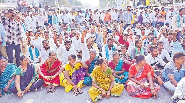 Farmers: పసుపు రైతుల ఆందోళన 