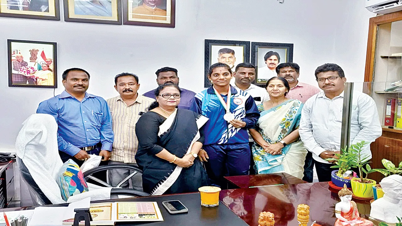 వెయిట్ లిఫ్టింగ్లో సత్తాచాటిన వర్సిటీ విద్యార్థిని
