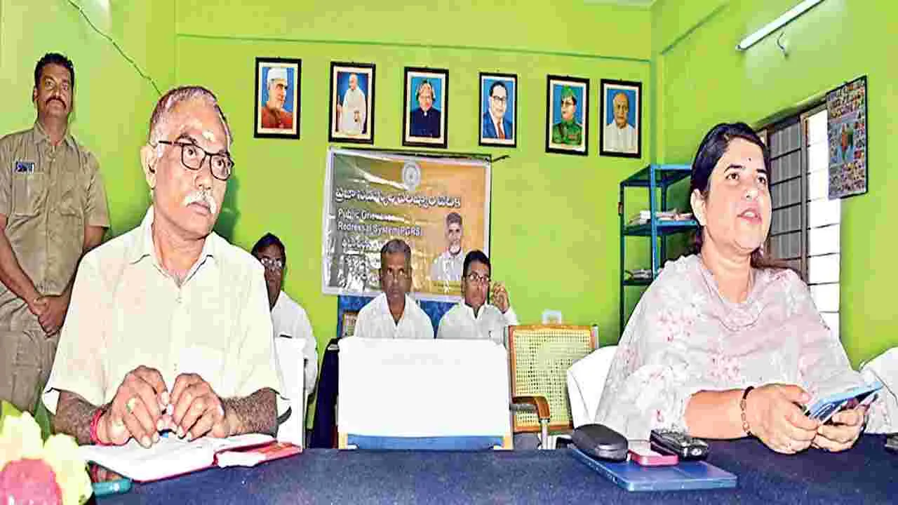 సమస్యలను ఎప్పటికప్పుడు పరిష్కరించాలి: కలెక్టర్