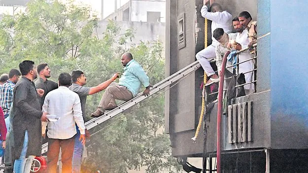 Narsing: షాపులో మంటలు.. భవనమంతటా వ్యాప్తి!