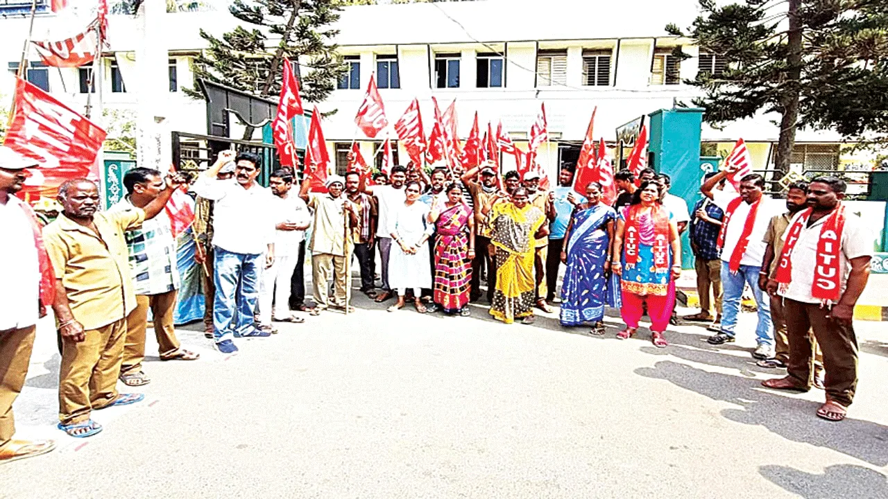 కార్మికుల సమస్యలు పరిష్కరించండి