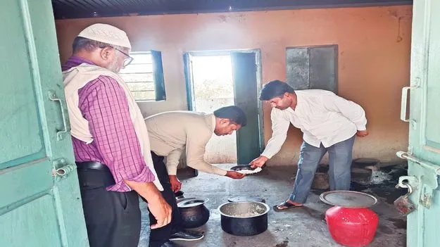 పాఠశాలల్లో మధ్యాహ్న భోజనం పరిశీలన