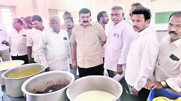 MP: విద్యార్థులకు నాణ్యమైన విద్య, వసతి అందించాలి