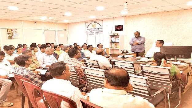 పోలింగ్ నిర్వహణపై సమావేశం