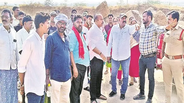 Chandra dandu : మట్టి తవ్వకాలను అడ్డుకున్న చంద్రదండు
