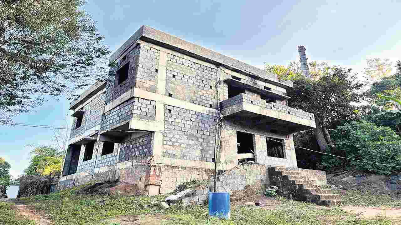 ఎగువశోభలో అసంపూర్తి భవనాలు