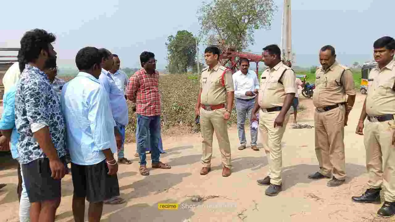 విద్యుత్ లైన్ పనులను అడ్డుకున్న రైతులు