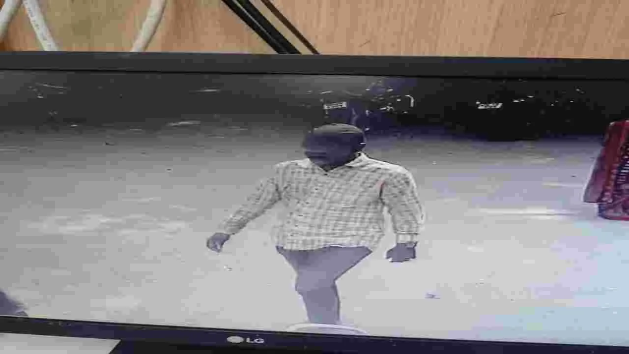 పార్కు చేసిన బైక్ నుంచి రూ. 4.40 లక్షలు చోరీ