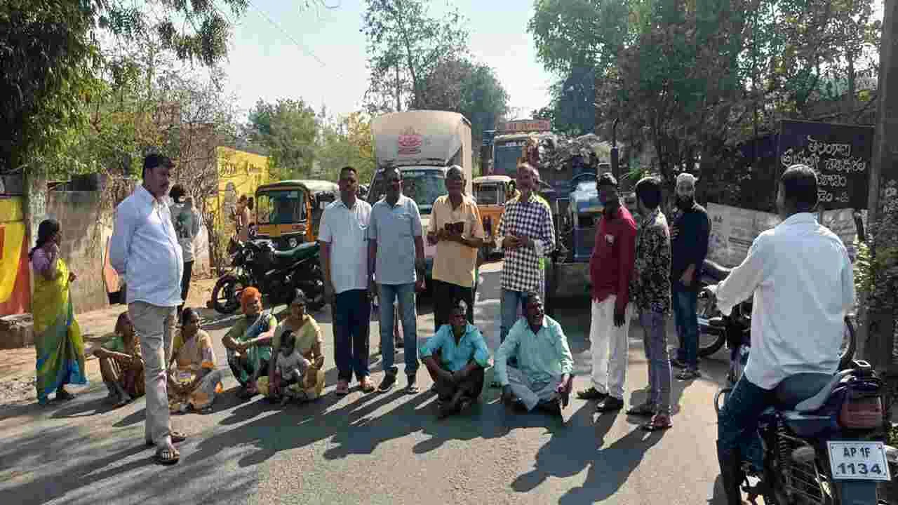బెల్లంపల్లి చెత్త వాహనాలను అడ్డుకున్న స్థానికులు