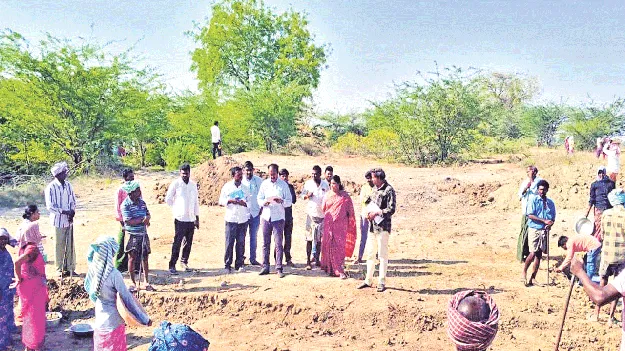 జాబ్ కార్డుదారులకు పని కల్పించాలి