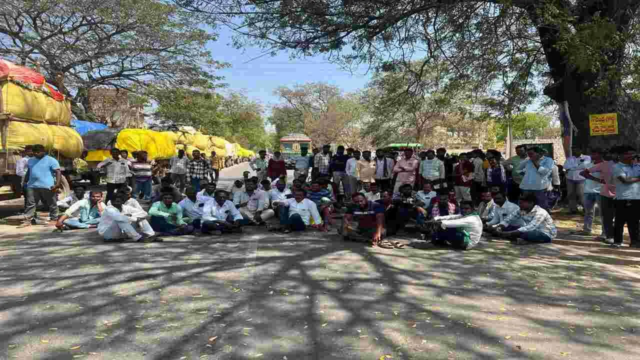 పత్తి కొనడం లేదని రైతుల రాస్తారోకో